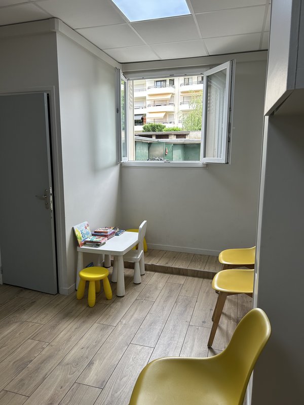 Coin enfants avec petite table et chaises dans la salle d'attente