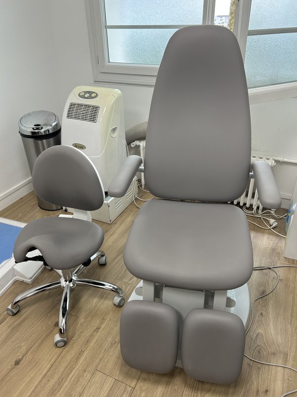Fauteuil de soin podologique réglable et tabouret du praticien